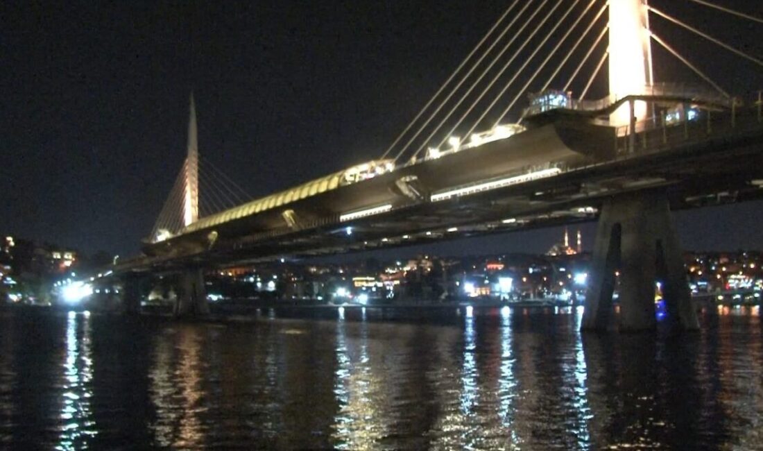 Beyoğlu’nda Unkapanı Metro Köprüsü’nden düşen vatandaş için arama çalışmaları başlatıldı.