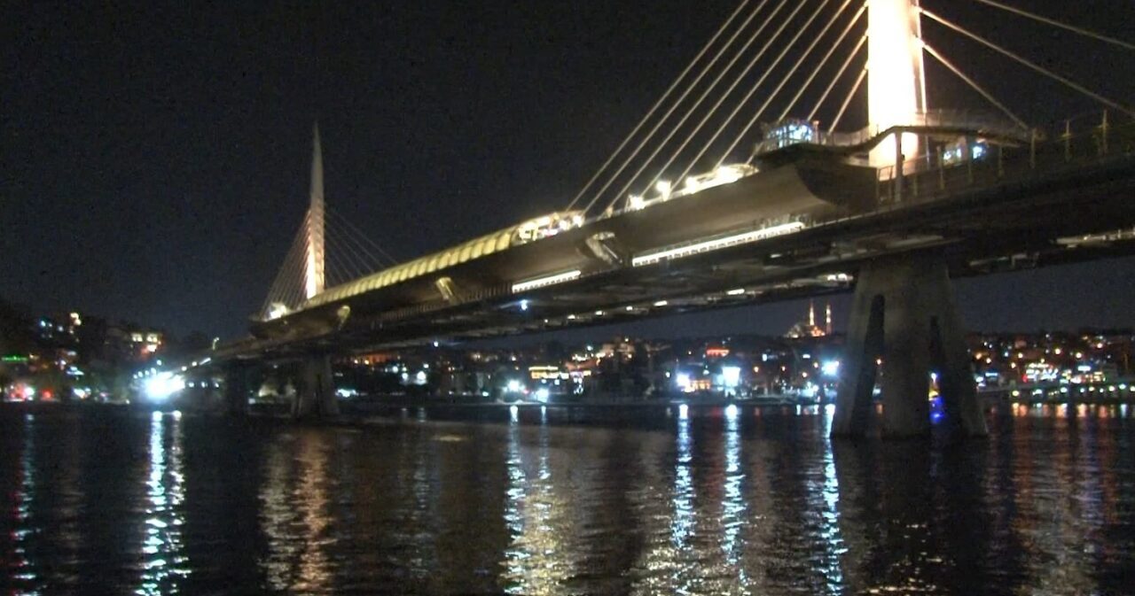 Beyoğlu’nda Unkapanı Metro Köprüsü’nden düşen vatandaş için arama çalışmaları başlatıldı.