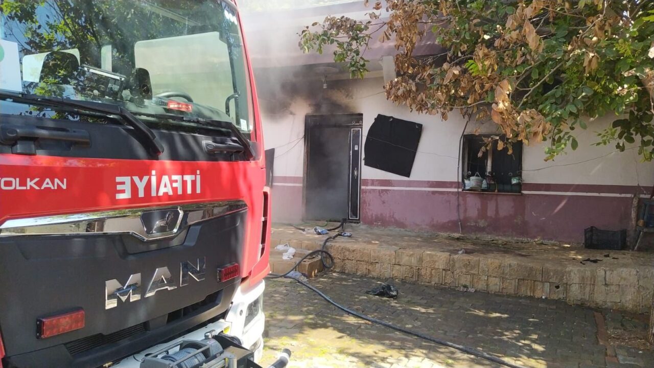 Şanlıurfa’nın Haliliye ilçesinde bir evde çıkan yangın, itfaiye ekipleri tarafından