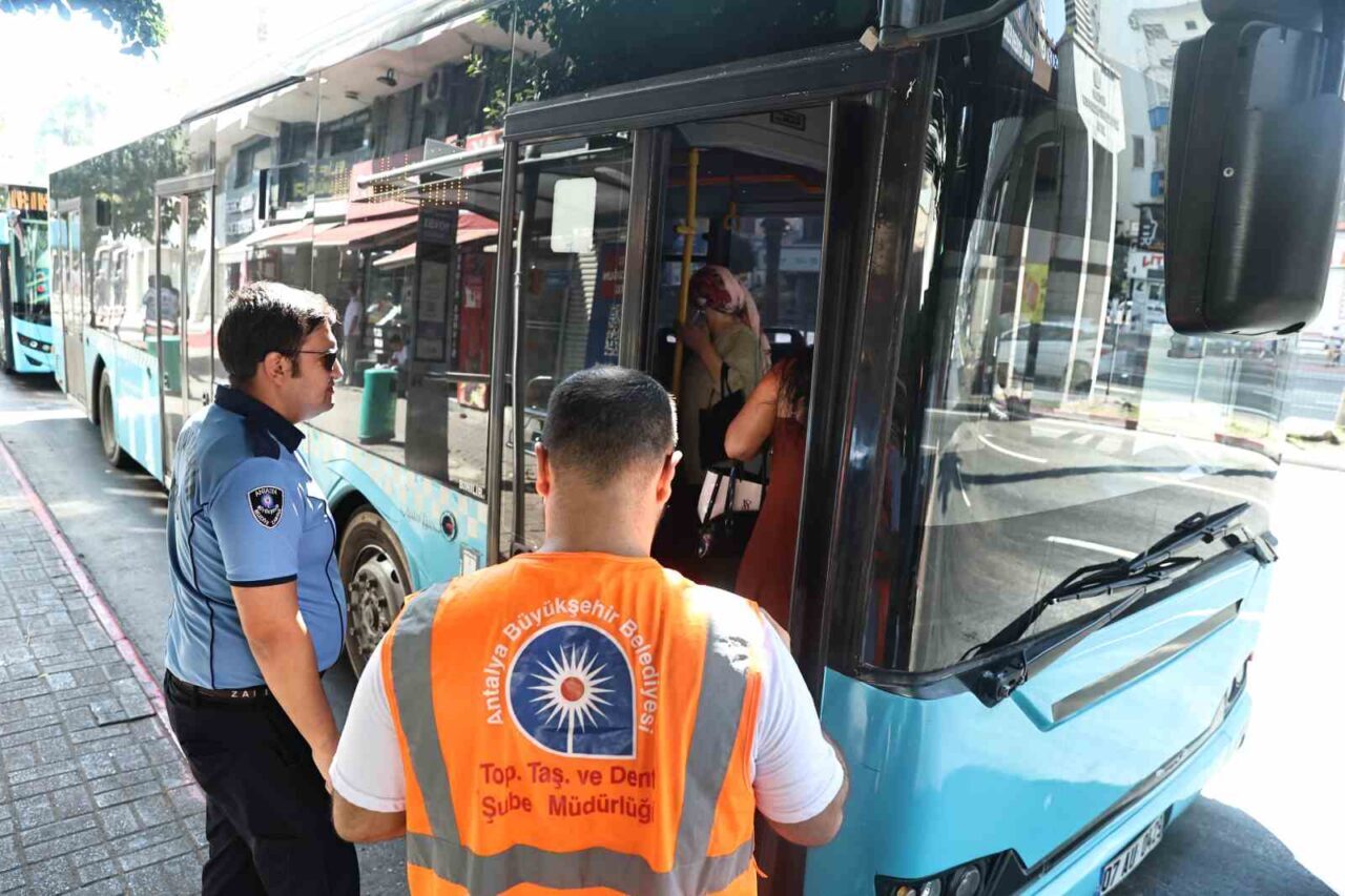 Antalya Büyükşehir Belediyesi, yaz sıcaklarında yolcu konforunu artırmak amacıyla toplu