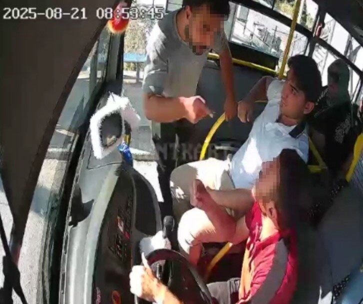 Kocaeli’nin Başiskele ilçesinde bir kişi, “Neden öyle bakıyorsun?” diyerek durakta