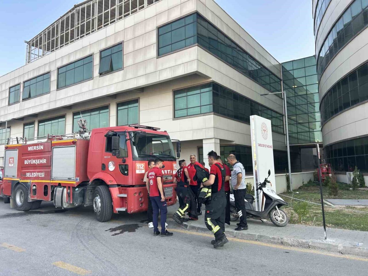 Mersin’in Tarsus ilçesinde hastanenin bodrum katındaki akülerden dumanlar çıkması üzerine