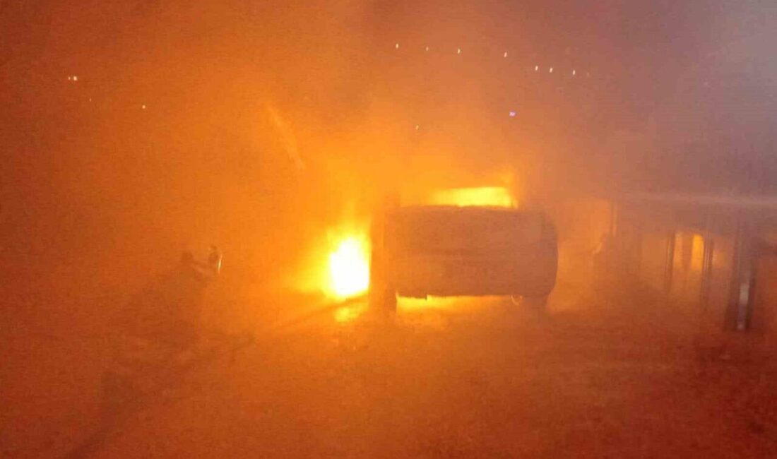 Hatay’da farklı noktalarda çıkan yangınlarda 2 farklı araç yanarak kullanılmaz