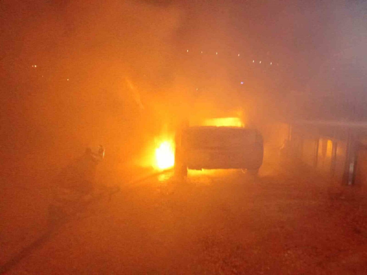 Hatay’da farklı noktalarda çıkan yangınlarda 2 farklı araç yanarak kullanılmaz