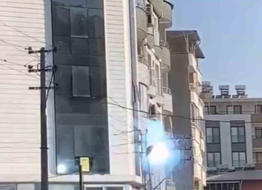 Hatay’da aşırı sıcaklar ve yüksek enerji yüklenmesi nedeniyle elektrik direğindeki