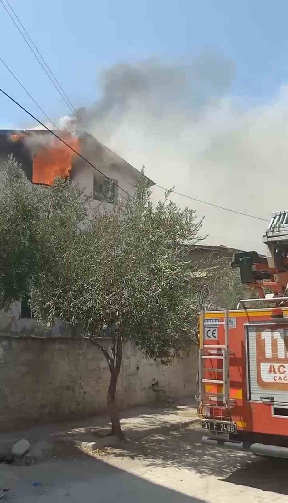 Hatay’da bir evde henüz bilinmeyen bir nedenle yangın çıktı. Yangında