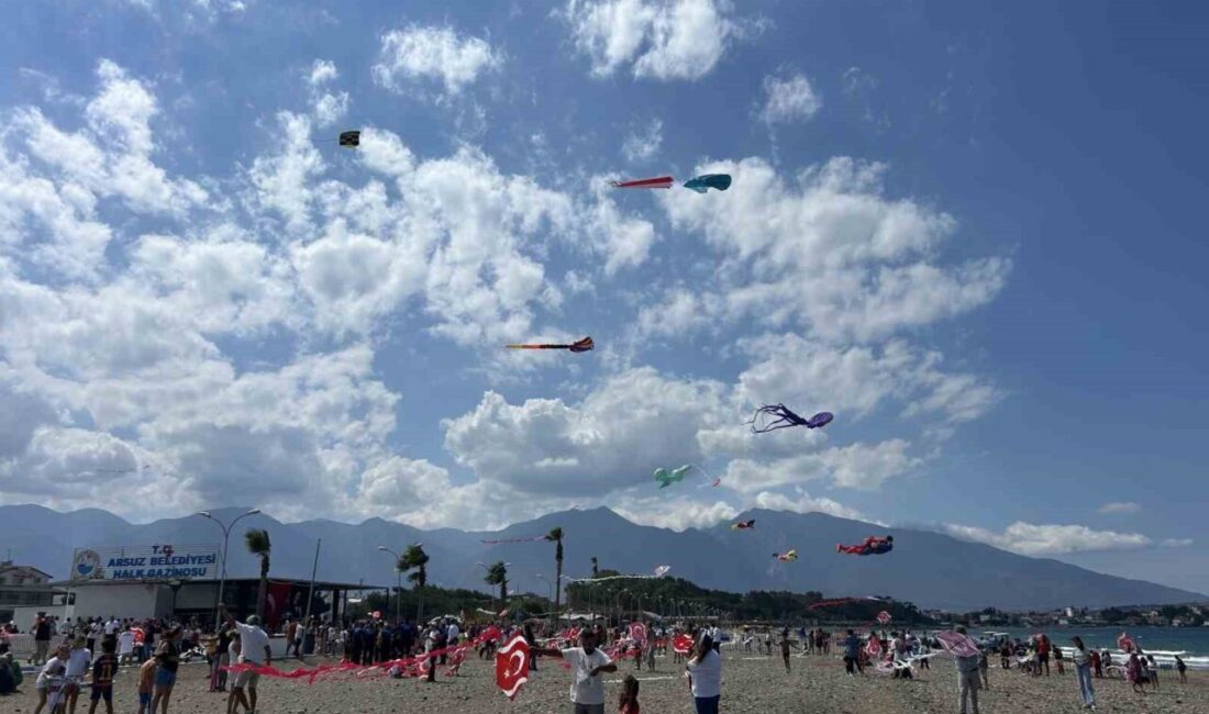 Hatay’ın Arsuz ilçesinde kaymakamlık tarafından düzenlenen uçurtma şenliğinde ortaya renkli