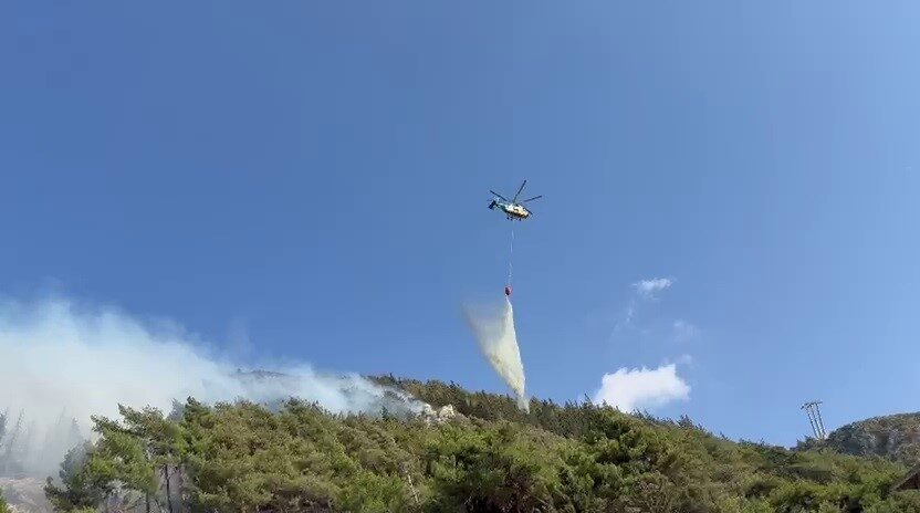 Hatay’da ormanlık alanda çıkan yangına ekipler karadan ve havadan müdahaleyi