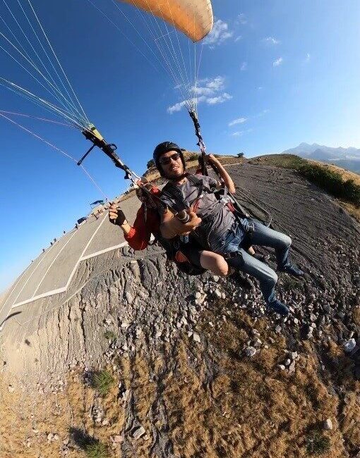 Kayseri’de havadaki paraşütün kumanda ipi düğümlenince dağ yamacına zorunlu iniş