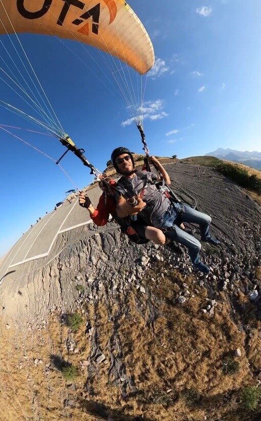 Kayseri’de havadaki paraşütün kumanda ipi düğümlenince dağ yamacına zorunlu iniş