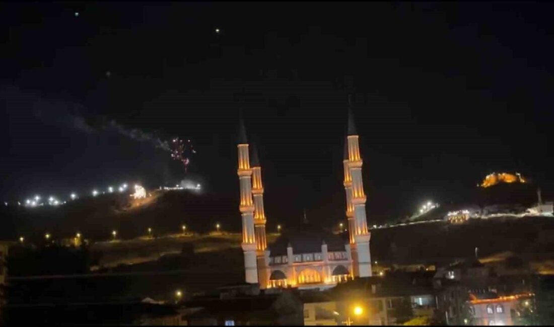 Nevşehir’de gösteri havuzu açılışında atılan havai fişekler yangına neden oldu.