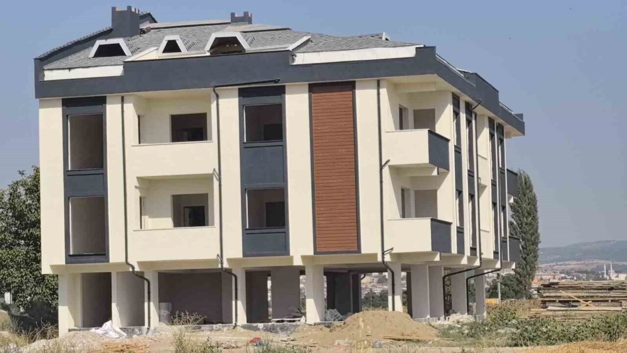 Bursa’nın İnegöl ilçesinde inşaatın havalandırma boşluğuna düşen inşaat işçisi ağır