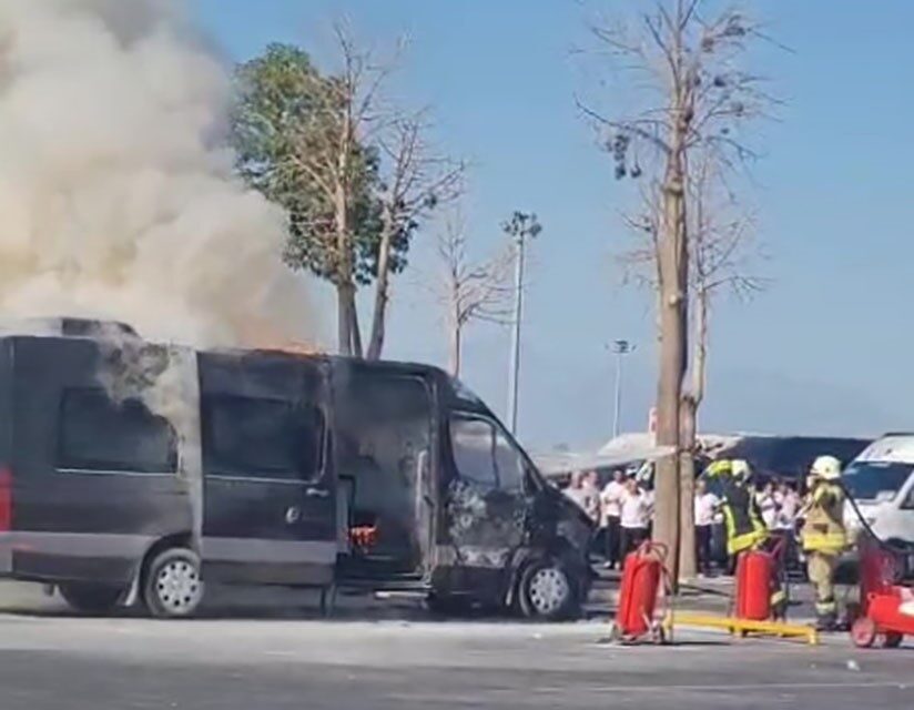 Antalya Havalimanı’nda park halindeki minibüs yandı. Alevler içinde kalan minibüs