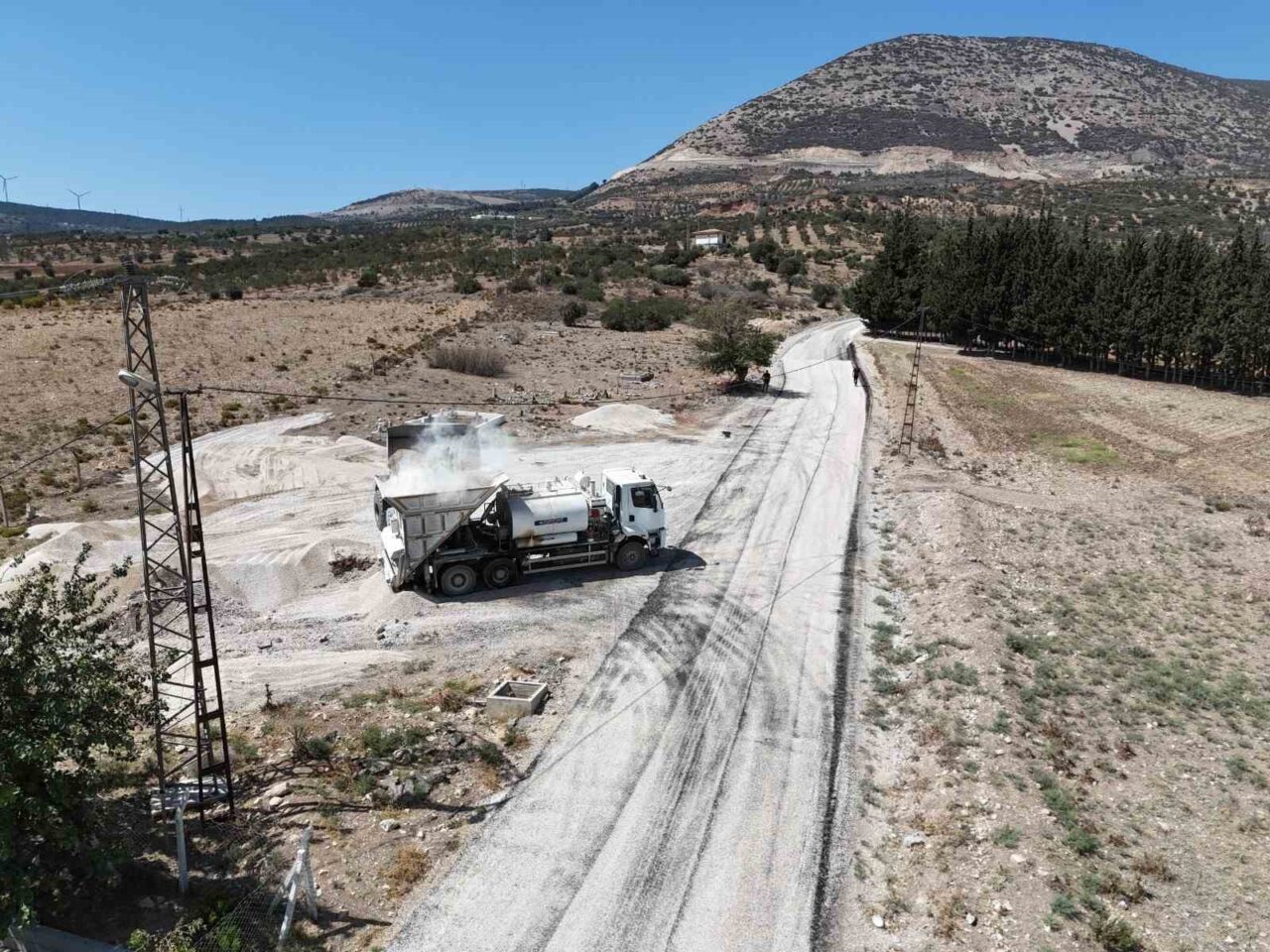 Hatay Büyükşehir Belediyesi, Belen’in Çakallı Mahallesi’nde 7 kilometre yol inşa