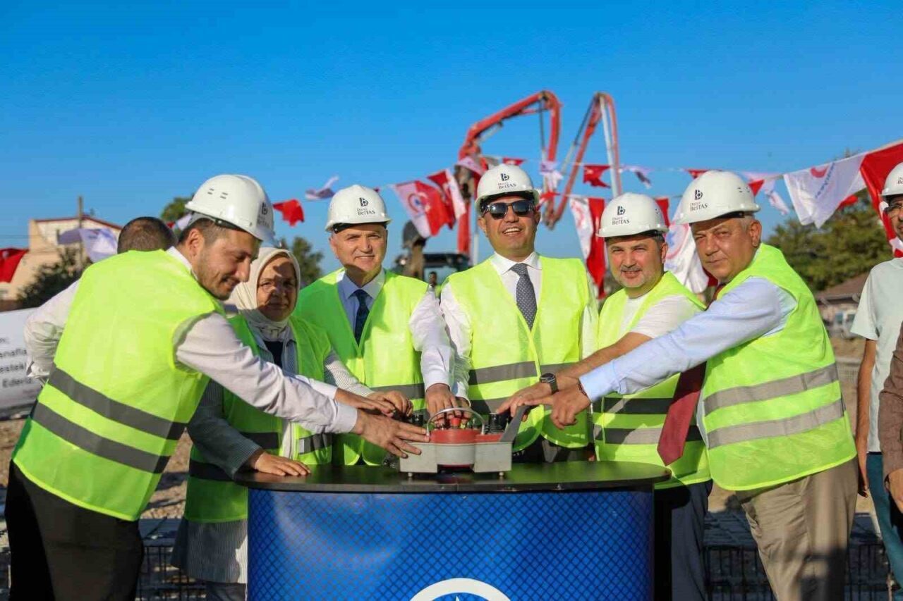 Düzce’de pazaryerinde yer bulamayan tuhafiyeciler için yeni pazaryerinin yanında kapalı