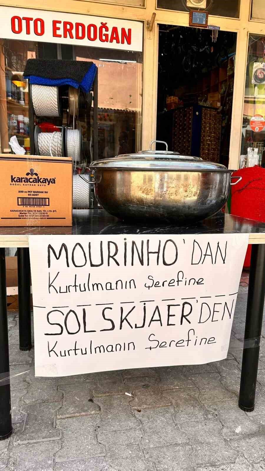 Bursa’nın İznik ilçesinde Fenerbahçeli ve Beşiktaşlı taraftarlar, birlik oldu. Ole