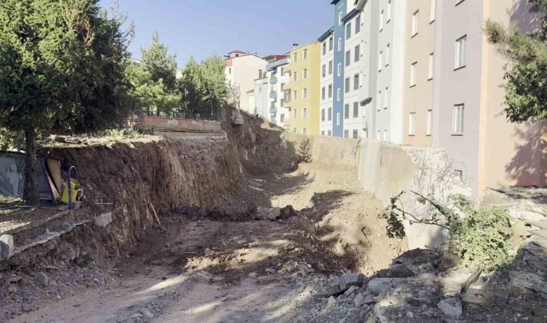 Erzurum’un İspir ilçesinde meydana gelen heyelan sonrası boşaltılan 70 konut