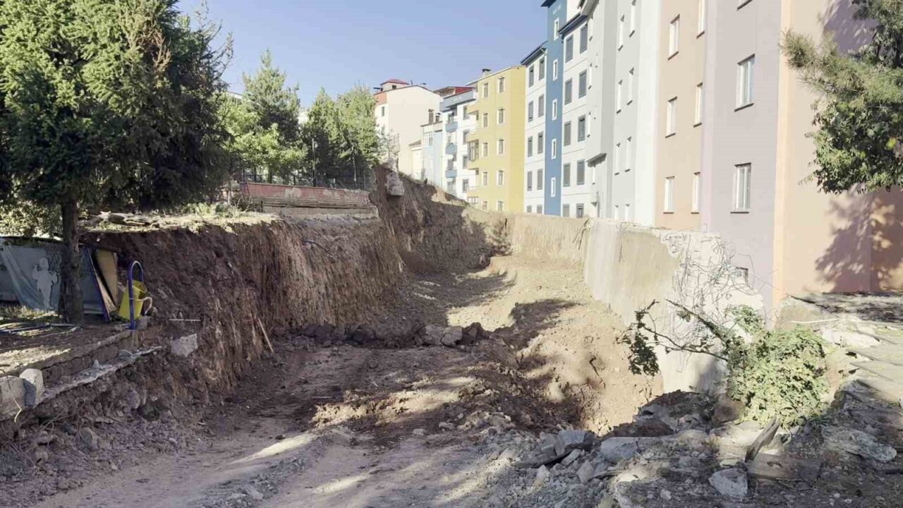 Erzurum’un İspir ilçesinde meydana gelen heyelan sonrası boşaltılan 70 konut