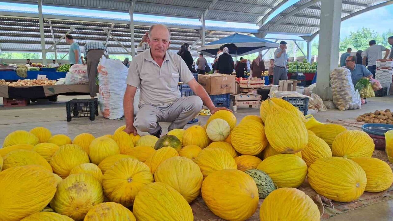 Kütahya’nın Hisarcık ilçesi semt pazarında yerli kavun kilosu 20 liradan