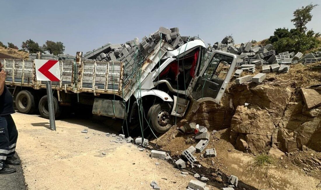 Bitlis’in Hizan ilçesinde virajı alamayan bims (briket) yüklü kamyon dağa