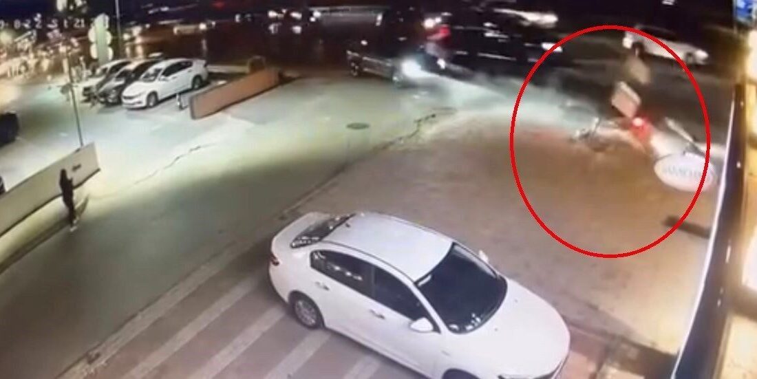 Bursa’nın Nilüfer ilçesinde hızla seyreden bir motosikletli, sağ şeride dönüş