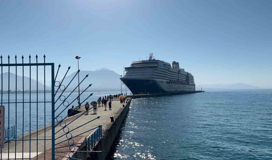 Antalya’nın Alanya ilçesine, Hollanda bandıralı Oosterdam isimli kruvaziyer yolcu gemisi