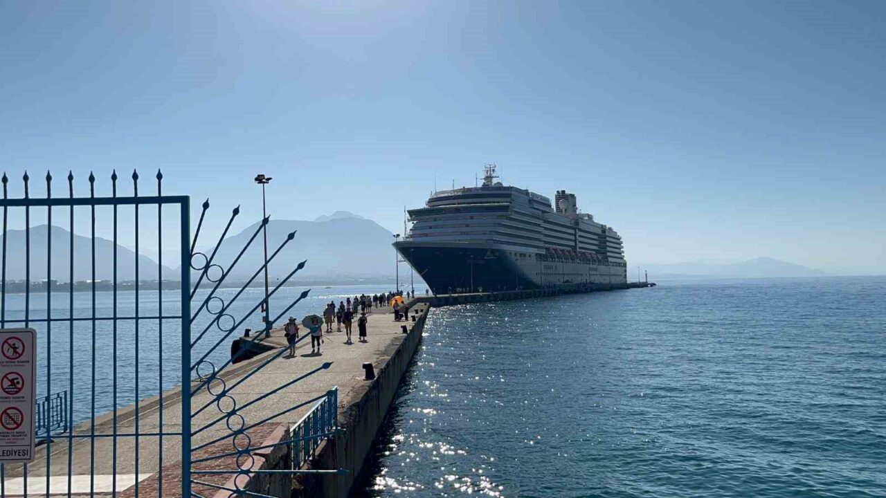 Antalya’nın Alanya ilçesine, Hollanda bandıralı Oosterdam isimli kruvaziyer yolcu gemisi