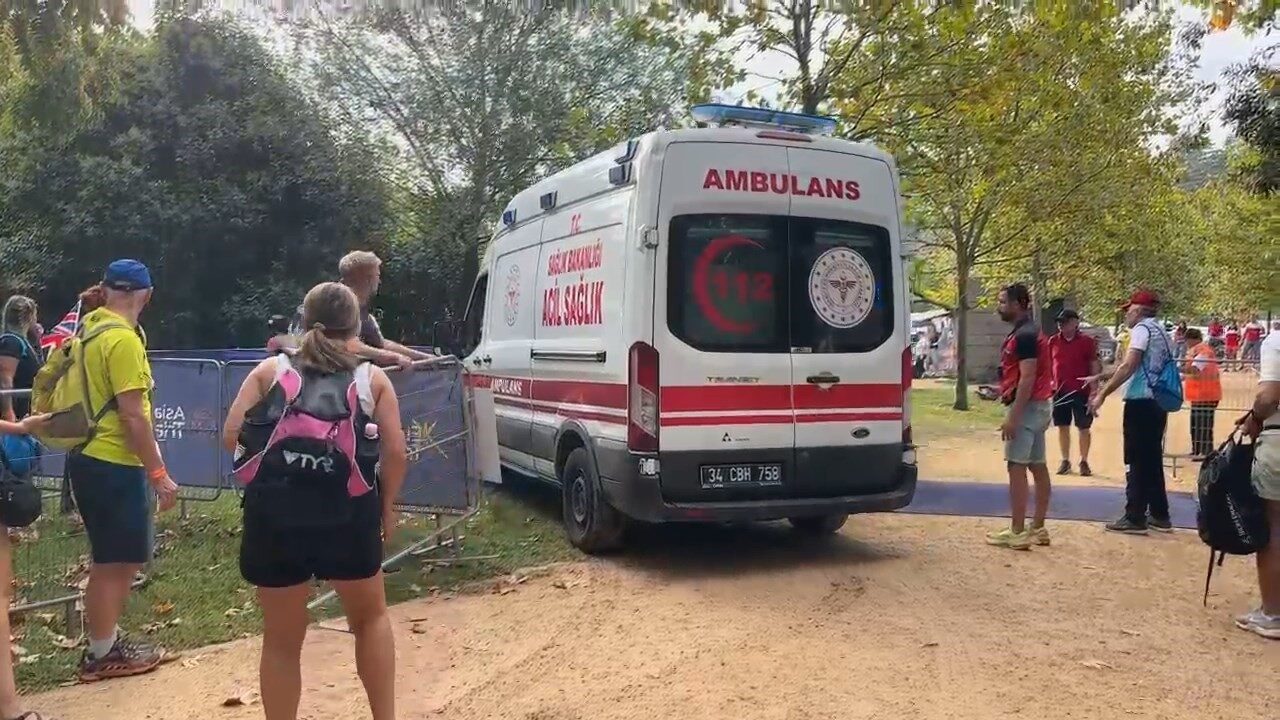 2025 Uluslararası Asya ve Avrupa Triatlon Şampiyonası’nda yarışan 64 yaşındaki