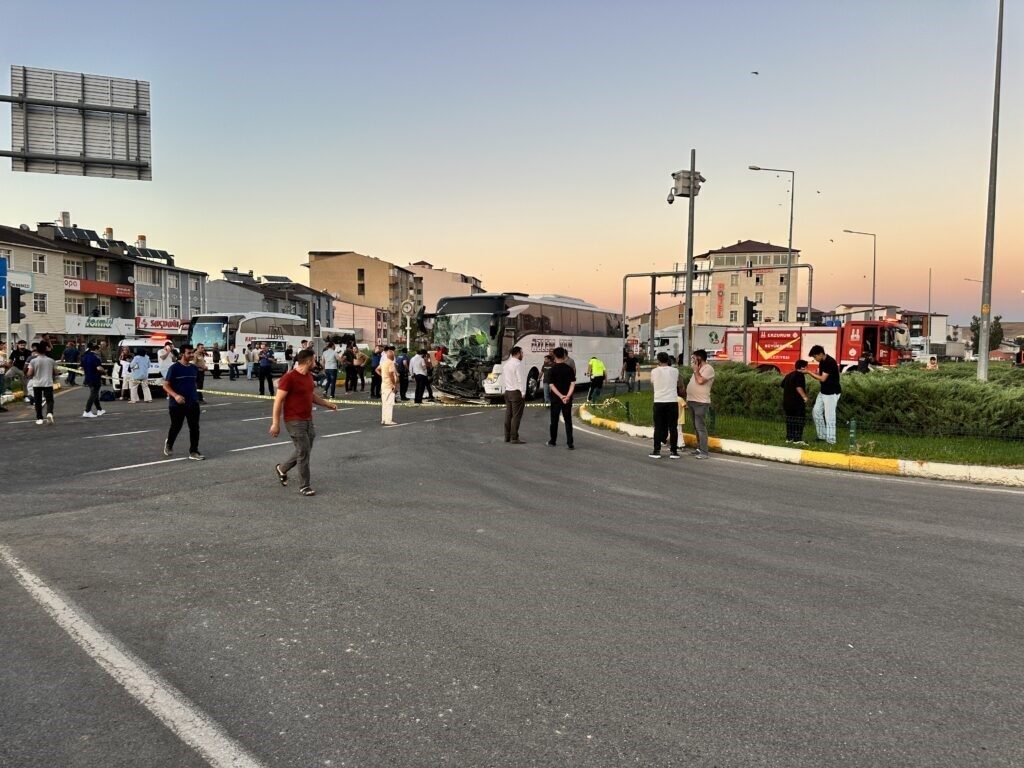 Erzurum’un Horasan ilçesinde yolcu otobüsü ile traktörün çarpışması sonucu 8
