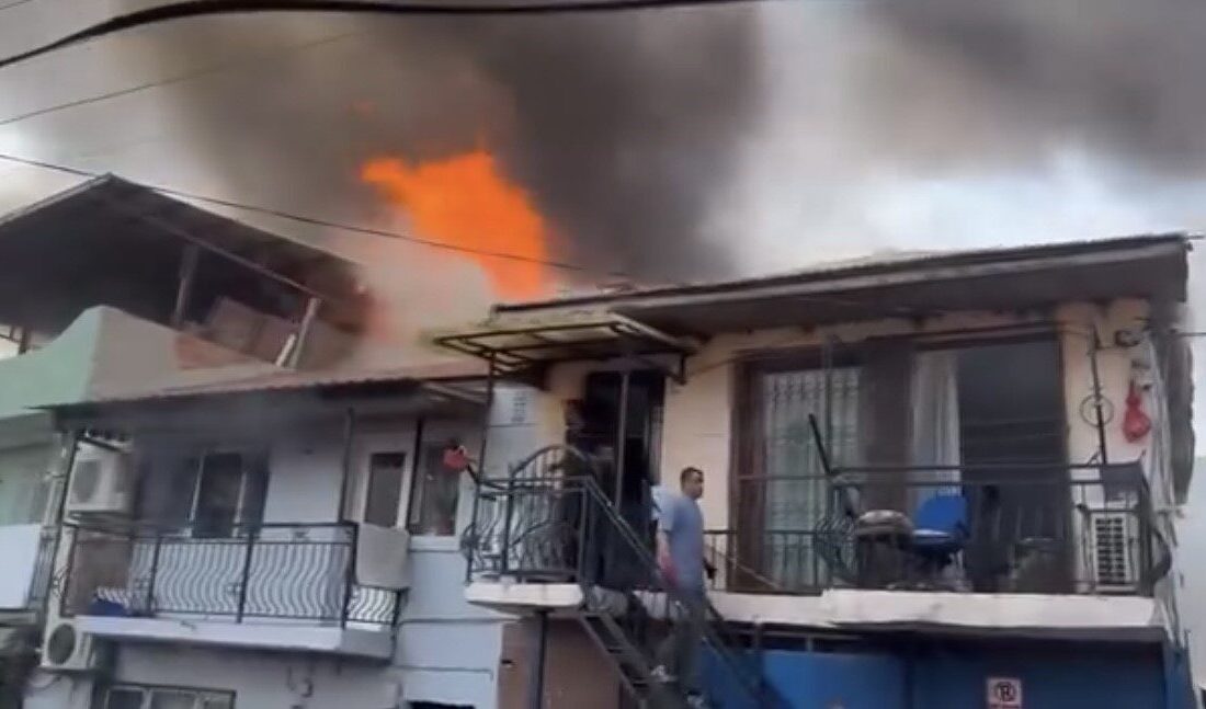 İzmir’in Konak ilçesinde bir hurdalıkta çıkan yangın, bitişikteki evlere sıçradı.