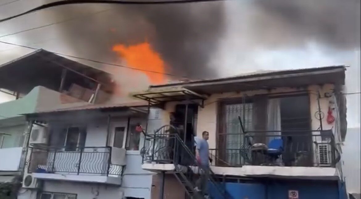 İzmir’in Konak ilçesinde bir hurdalıkta çıkan yangın, bitişikteki evlere sıçradı.