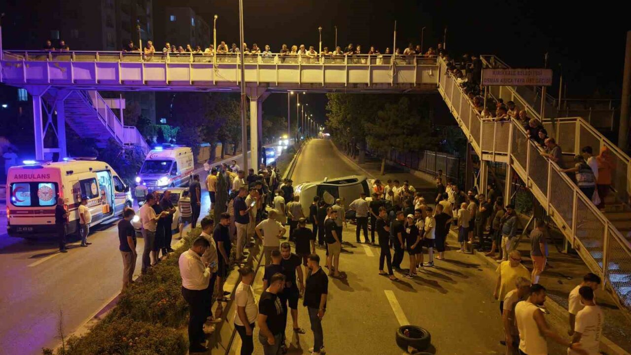 Kırıkkale’de kontrolden çıkan otomobil, üst geçidin korkuluklarına çarparak hurdaya döndü.