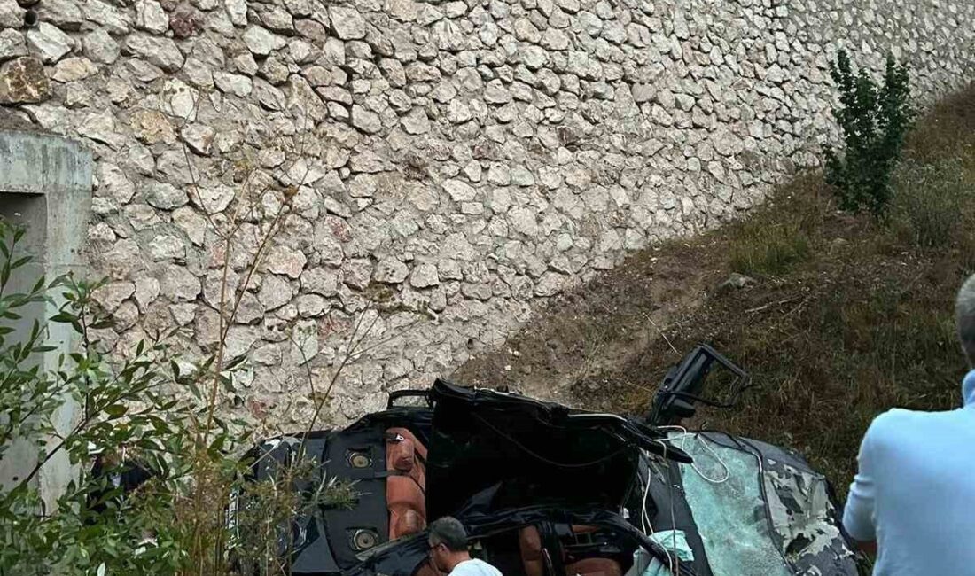 Tokat’ın Reşadiye ilçesinde, otomobilin hurdaya döndüğü kazada 2 kişi hayatını