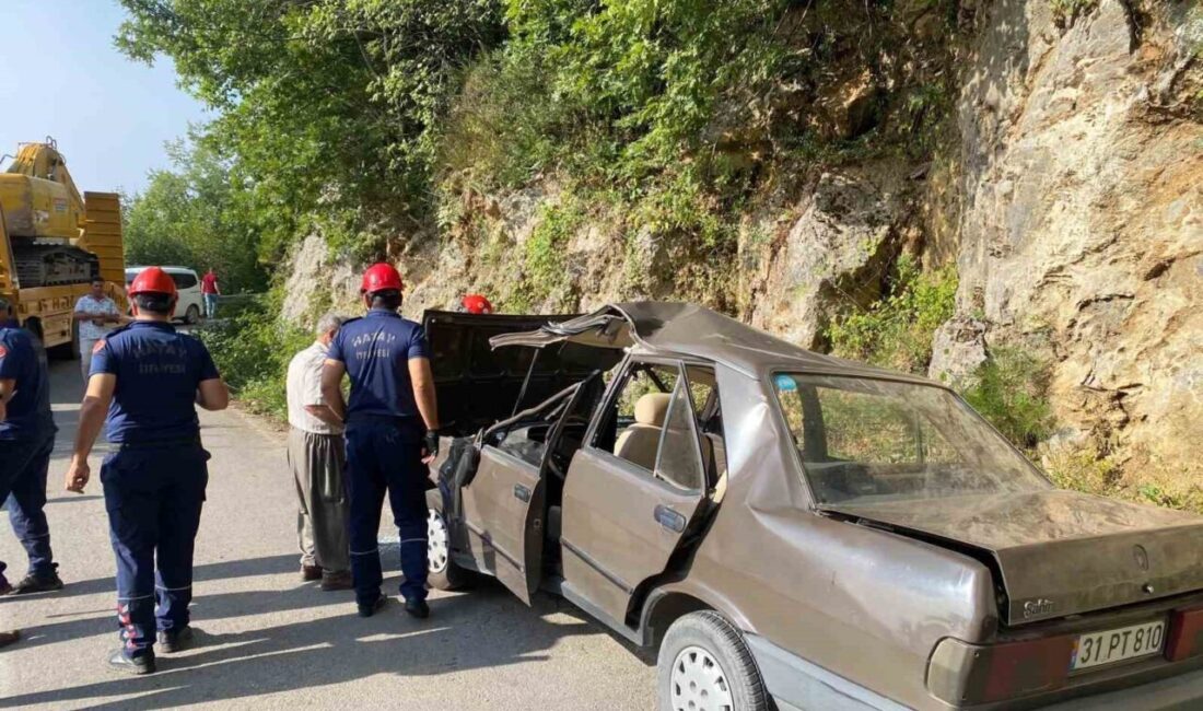 Hatay’ın Dörtyol ilçesinde kamyonetle çarpışarak hurdaya dönen Tofaş marka otomobildeki