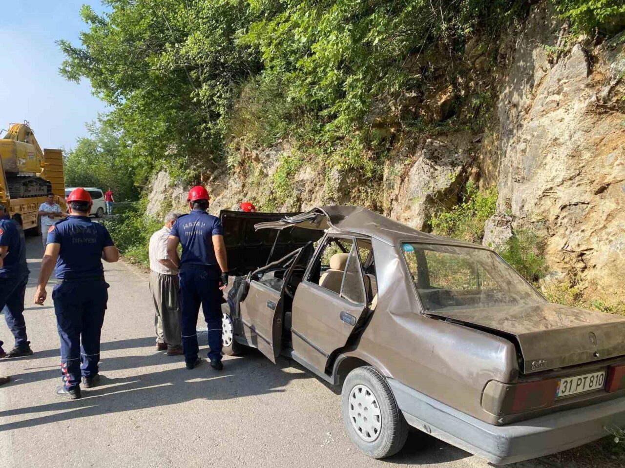 Hatay’ın Dörtyol ilçesinde kamyonetle çarpışarak hurdaya dönen Tofaş marka otomobildeki