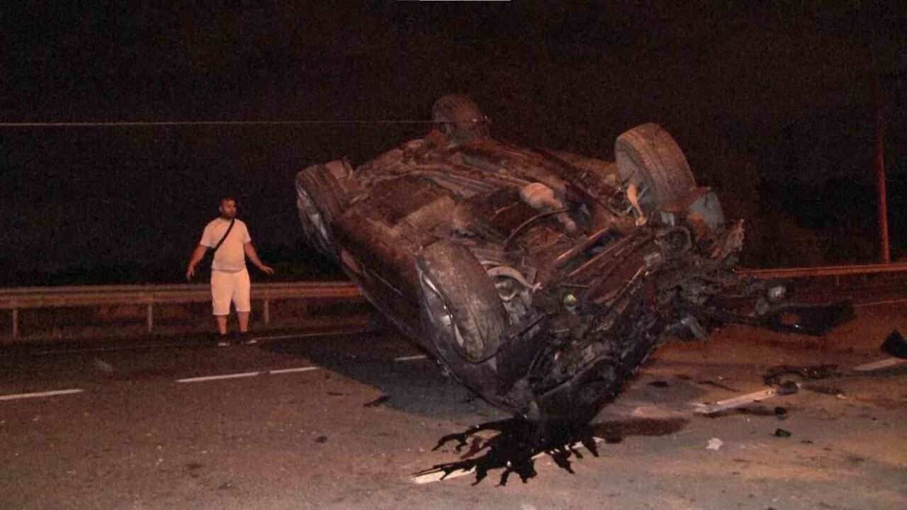 Beykoz’da meydana gelen kazada hurdaya dönen otomobilden 4 kişi yara