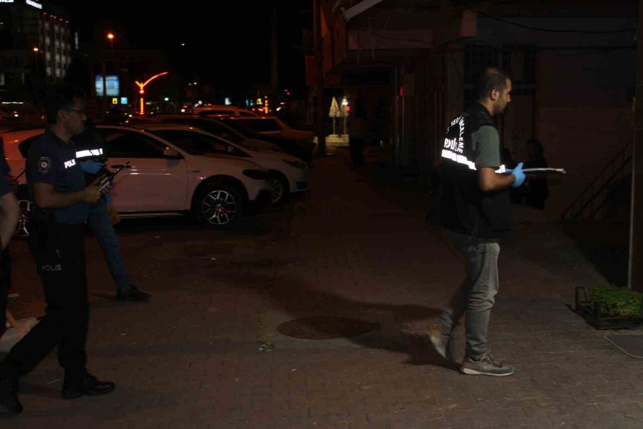 Kayseri’nin Melikgazi ilçesinde çiçekçi dükkanının sahibi, husumetlisi olduğu iddia edilen