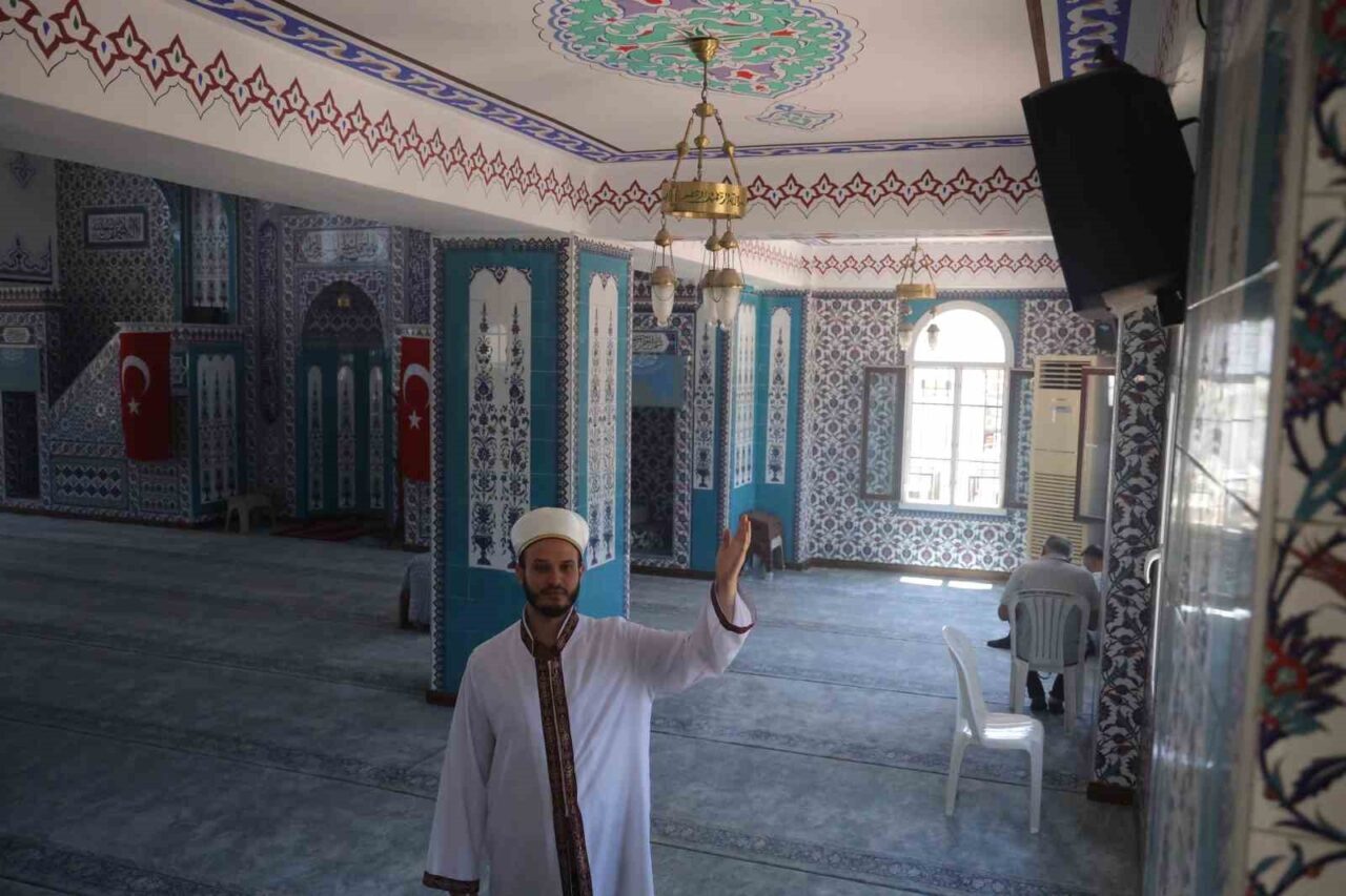 Hatay’da bulunan Fahri Öksüz Camii’ne yuva yapan kuşların yuvaları, cemaat