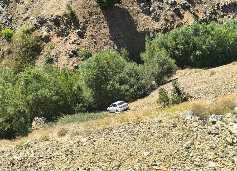 Adıyaman’ın Sincik ilçesinde içerisinde 4 İtalya vatandaşının bulunduğu otomobilin uçuruma
