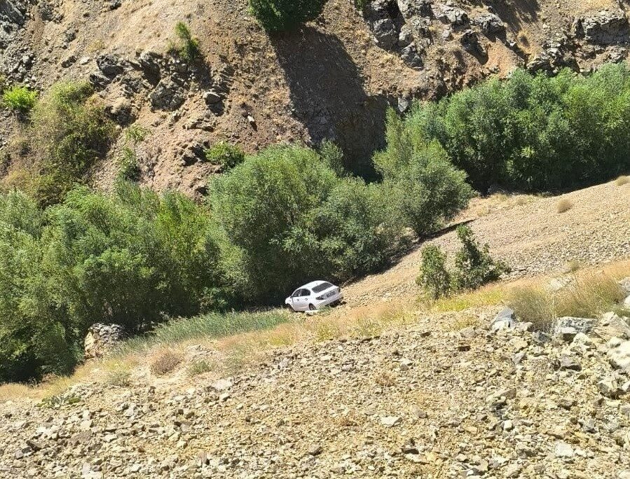 Adıyaman’ın Sincik ilçesinde içerisinde 4 İtalya vatandaşının bulunduğu otomobilin uçuruma