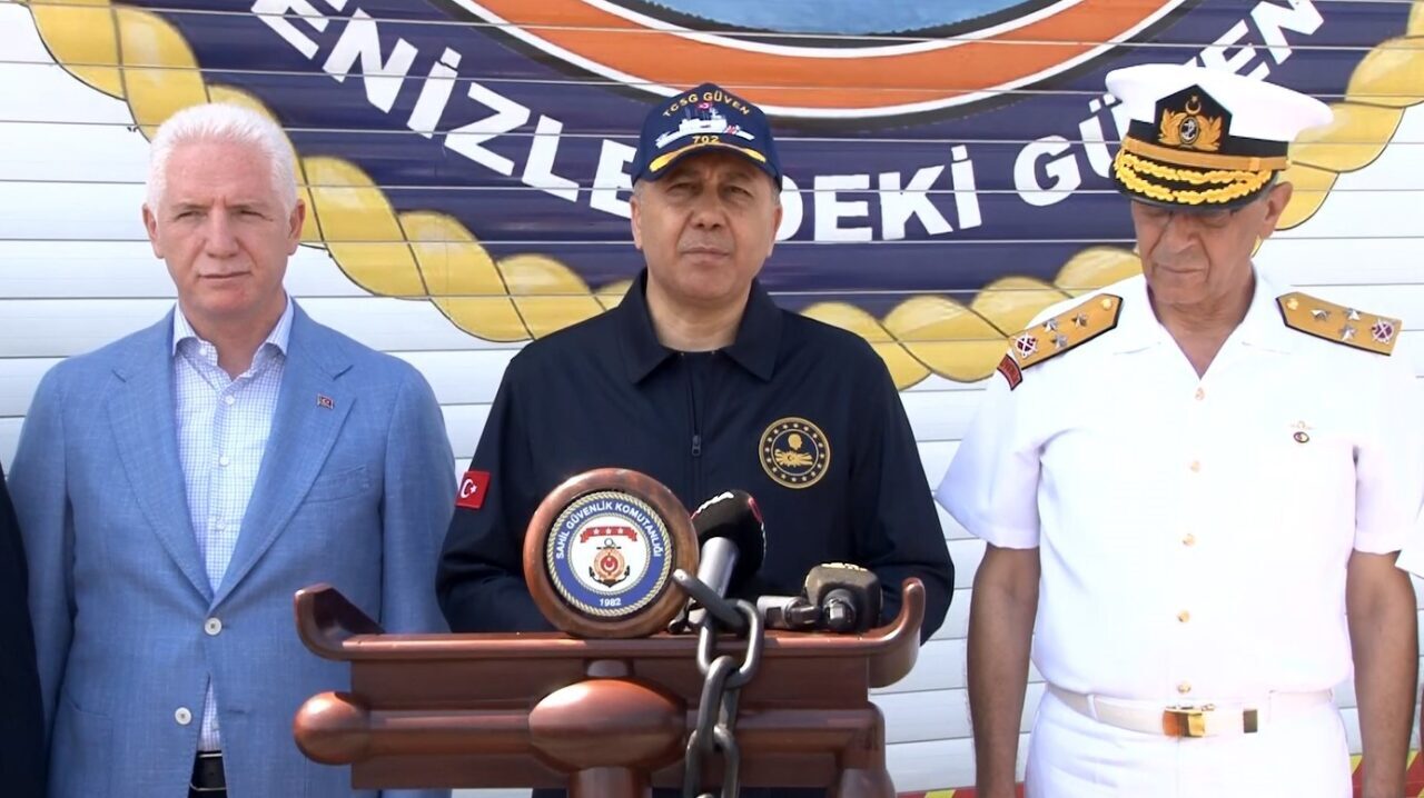 İçişleri Bakanı Ali Yerlikaya, TEKNOFEST Mavi Vatan’ı ziyaret ederek stantları