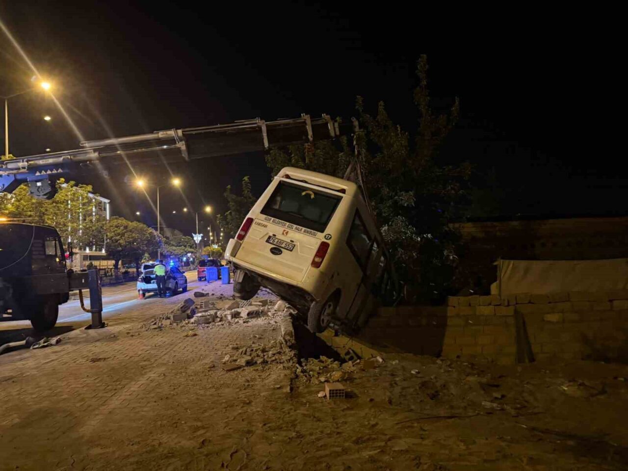 Iğdır’da gece saatlerinde meydana gelen kazada, yolcu minibüsü kontrolden çıkarak