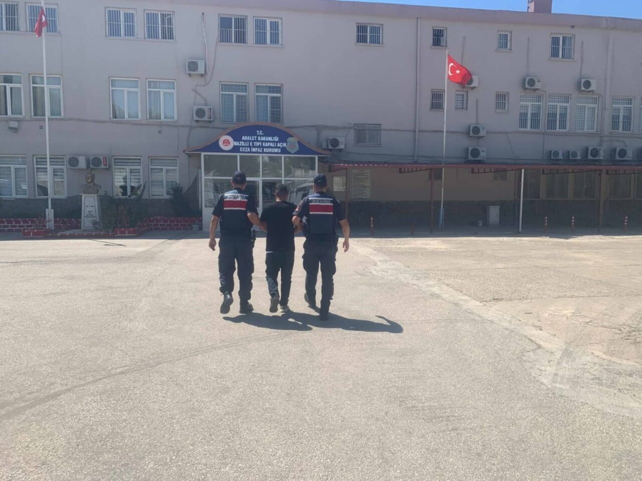 Aydın’ın Karacasu ilçesinde 2 ayrı suçtan aranan şahıs, jandarma ekiplerince