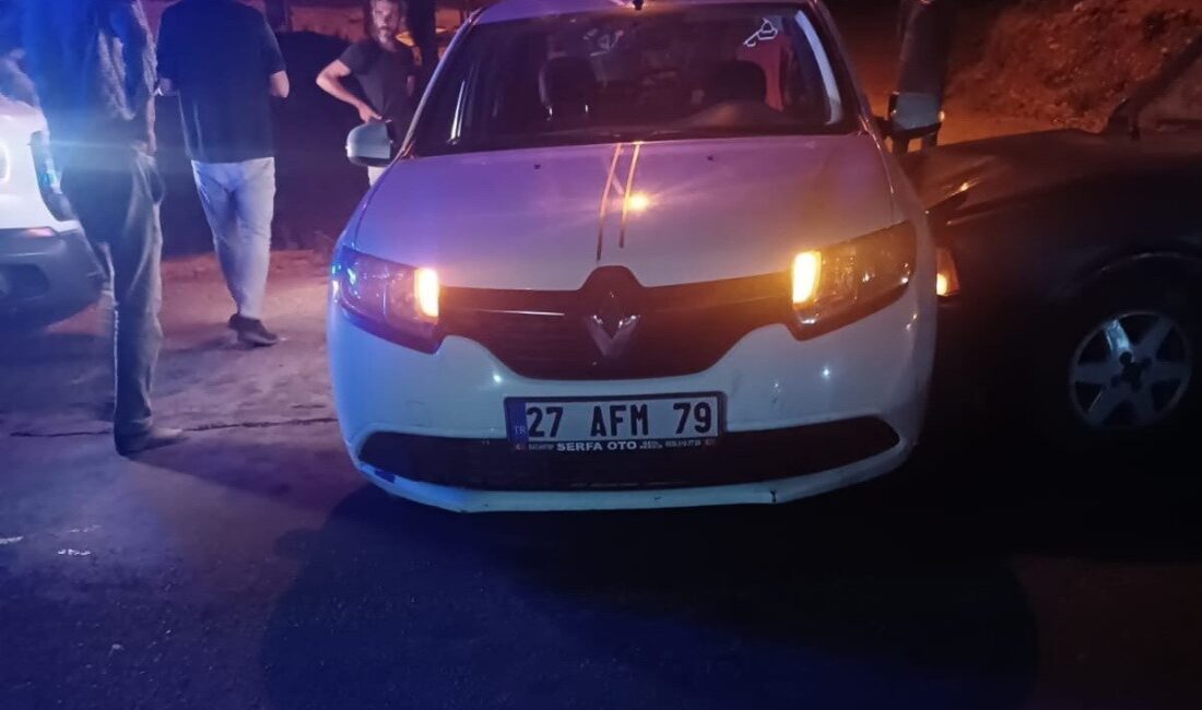 Adıyaman’ın Gölbaşı ilçesinde iki otomobilin çarpışması sonucu 2 kişi yaralandı.
