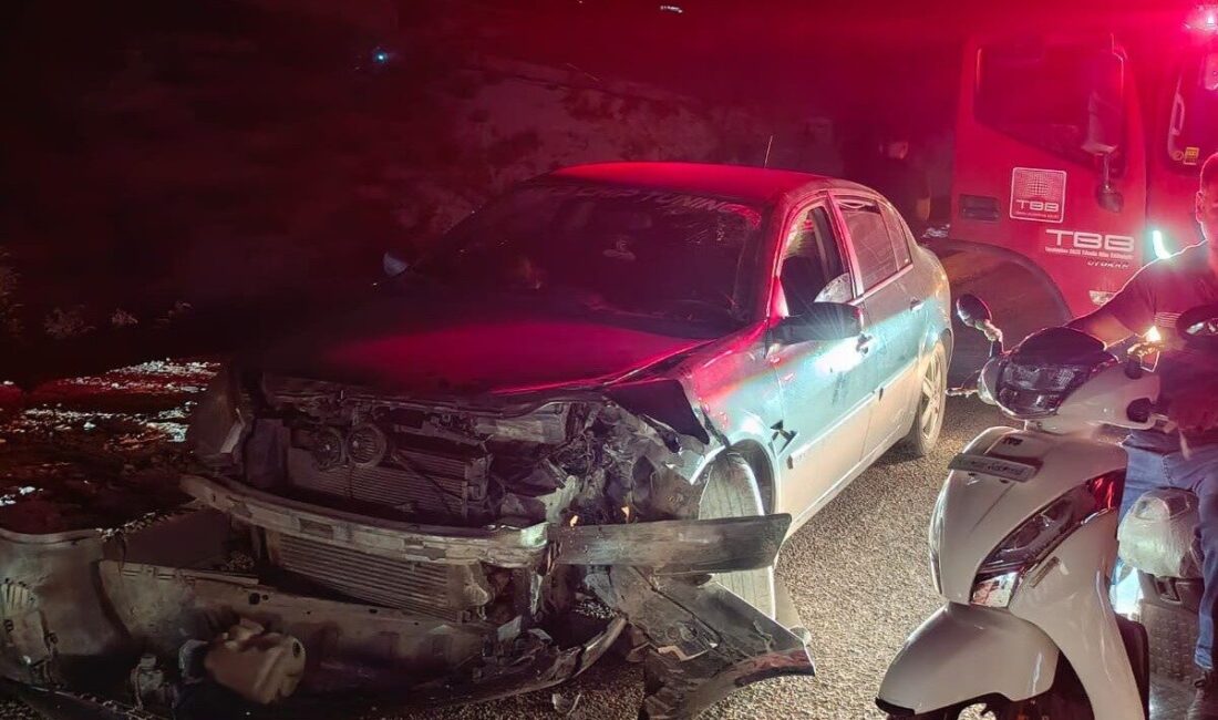 Adıyaman’ın Besni ilçesinde iki otomobilin çarpışması sonucu meydana gelen kazada