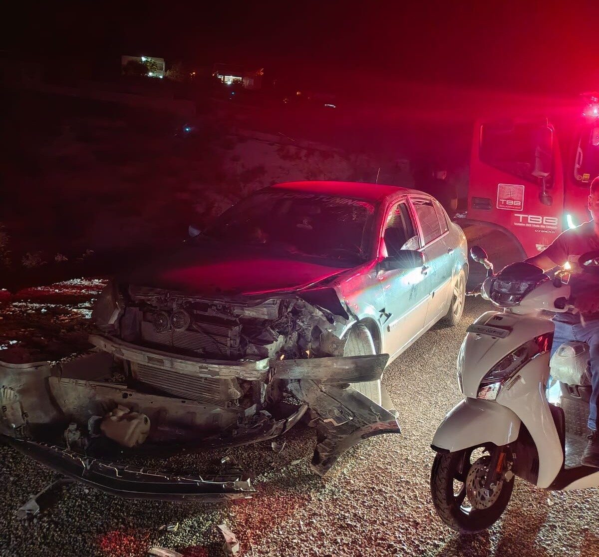 Adıyaman’ın Besni ilçesinde iki otomobilin çarpışması sonucu meydana gelen kazada