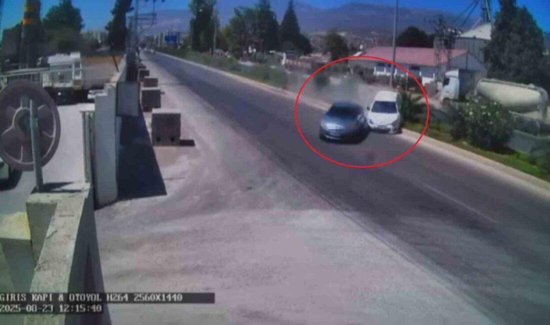 Hatay’ın Kırıkhan ilçesinde aynı istikametteki 2 otomobilin, çarpışarak metrelerce sürüklendikleri