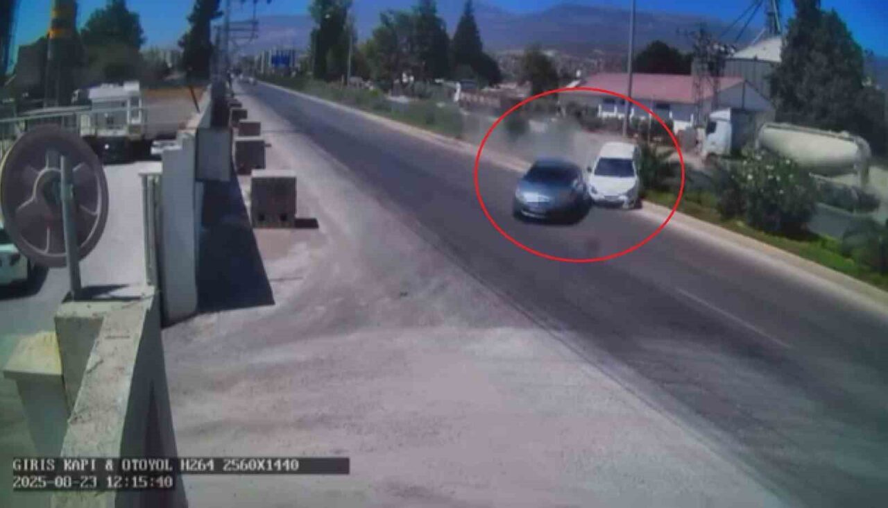 Hatay’ın Kırıkhan ilçesinde aynı istikametteki 2 otomobilin, çarpışarak metrelerce sürüklendikleri