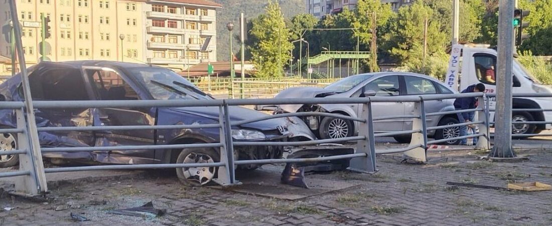 Karabük’ün Yenice ilçesinde iki otomobilin çarpışması sonucu 4 kişi yaralandı.
