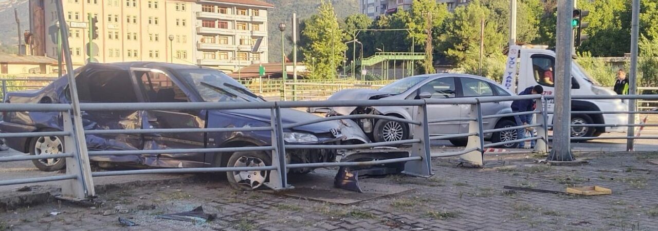 Karabük’ün Yenice ilçesinde iki otomobilin çarpışması sonucu 4 kişi yaralandı.